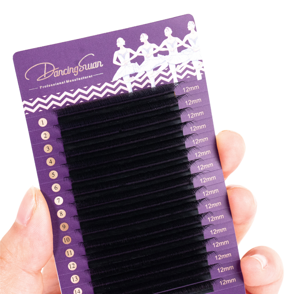 Hand holding W 4D lash extensions tray made from premium synthetic fibers