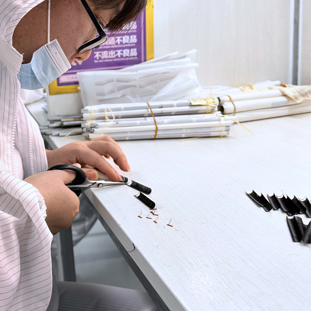dust-free factory producing high-quality lashes