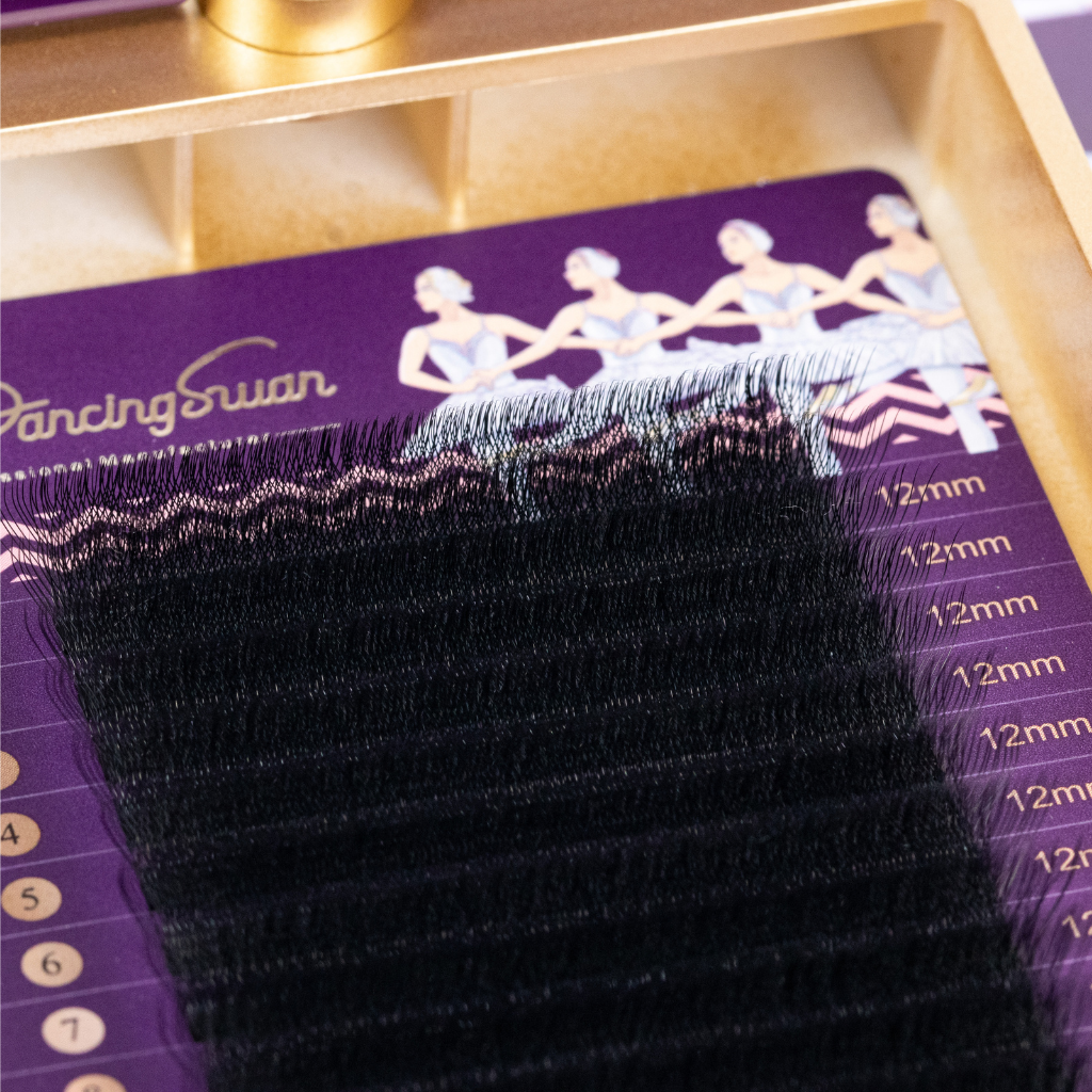 Close up of W 4D lash tip showing clover design for enhanced volume