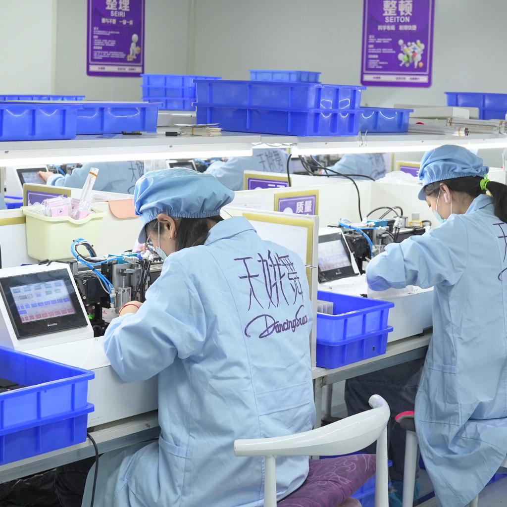 Lash workshop combining skilled workers and machinery