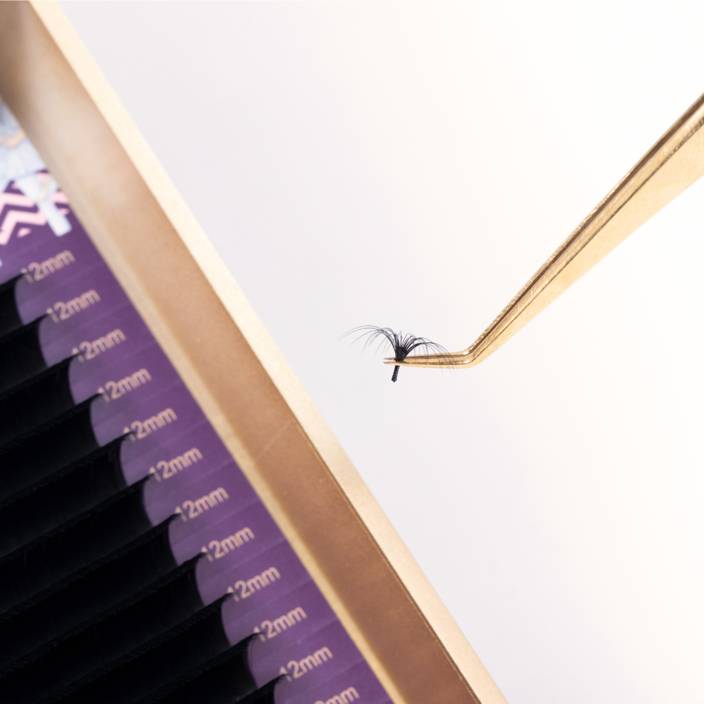 Easy fanning volume lash extensions details