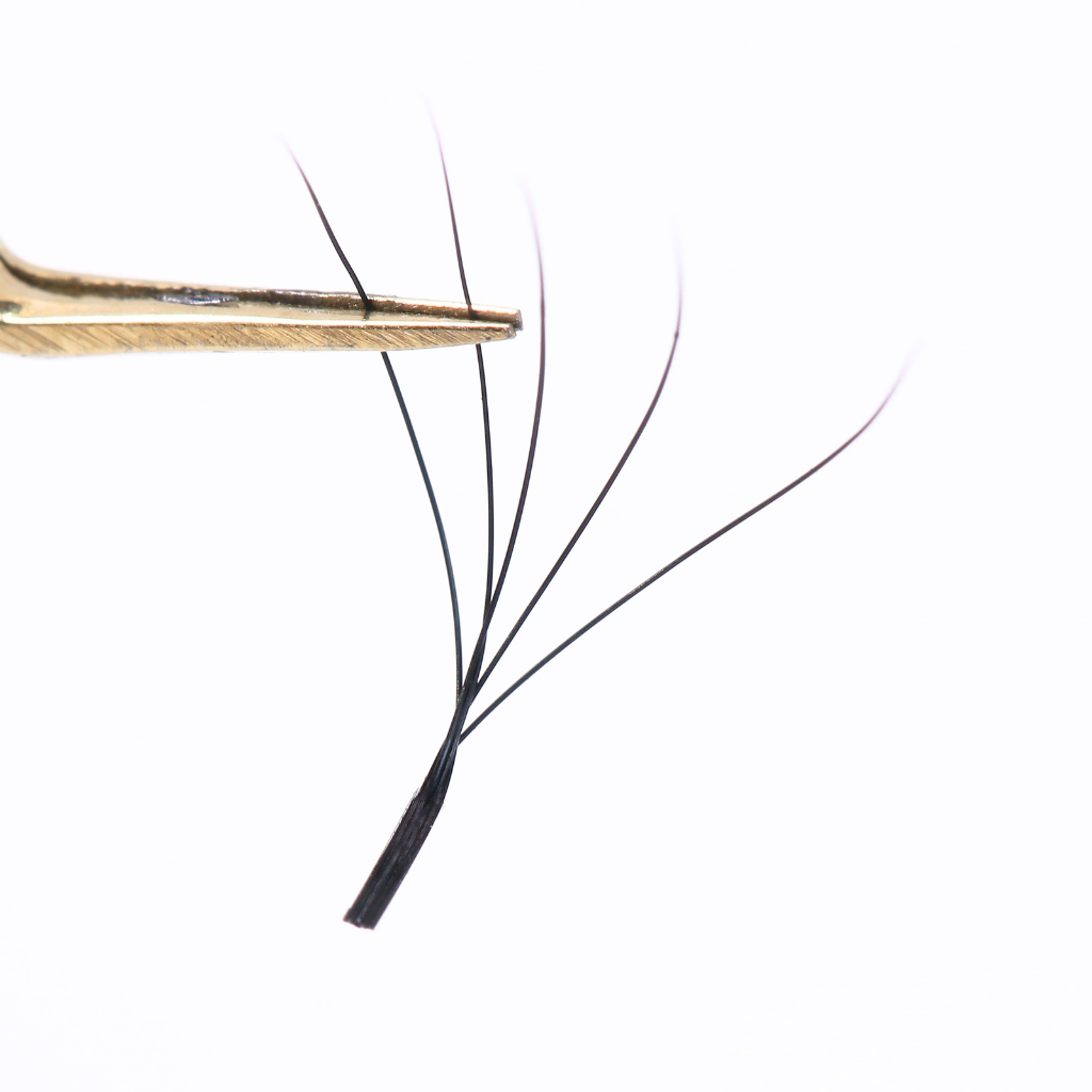 Single W-5D lash on tweezers, showing soft, lightweight texture