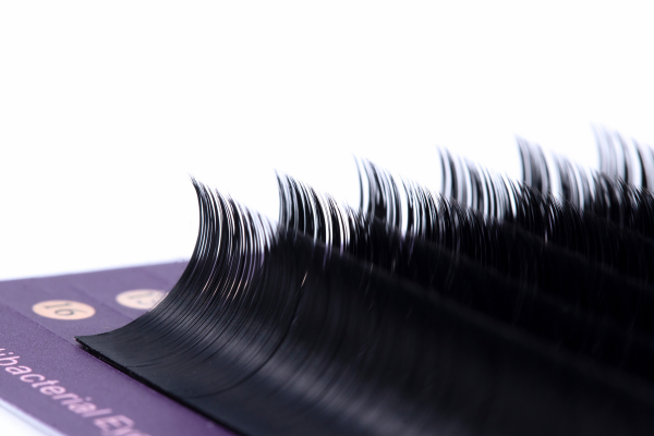 Natural-looking dense flat lashes