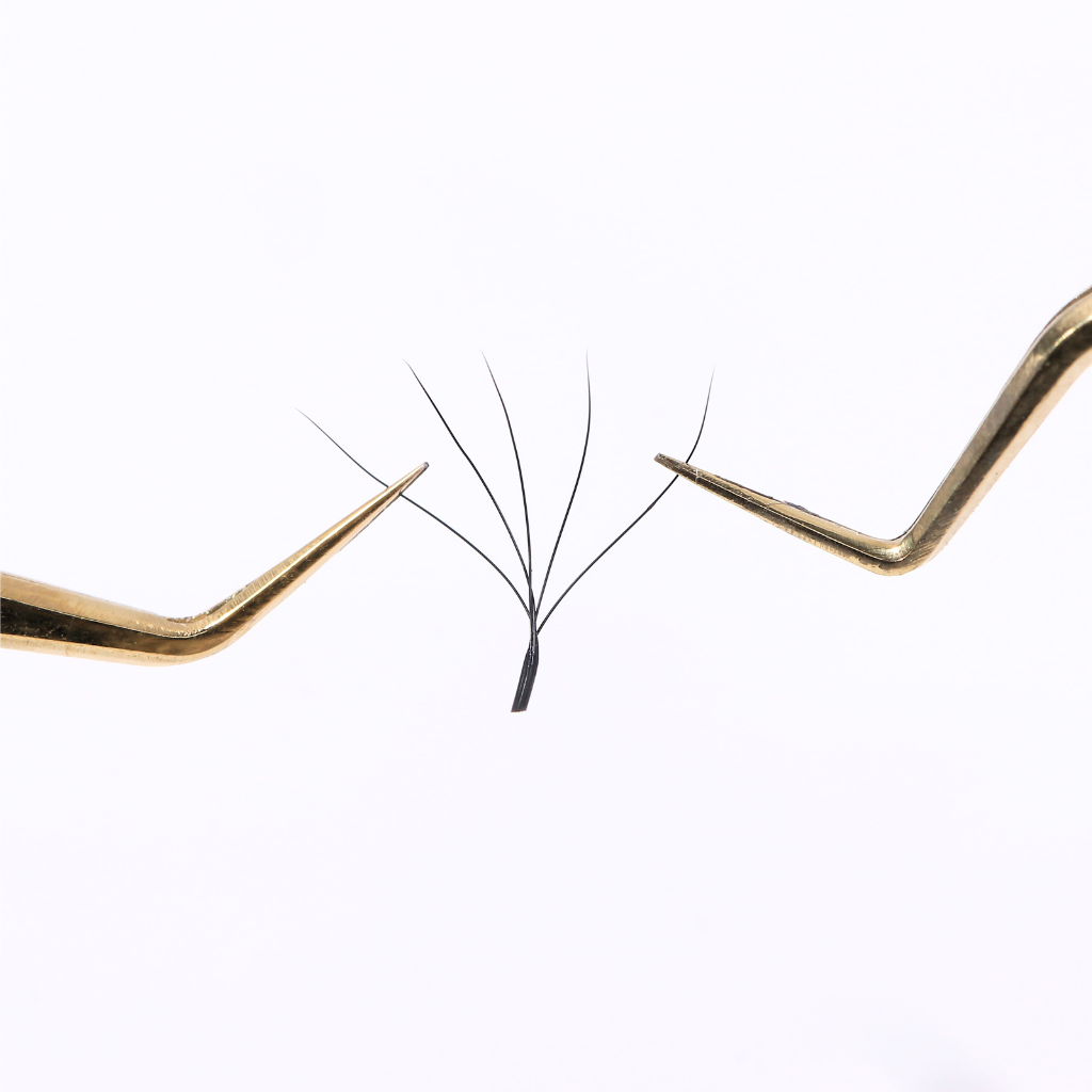 W-5D lash held by tweezers, highlighting curl retention and strong structure