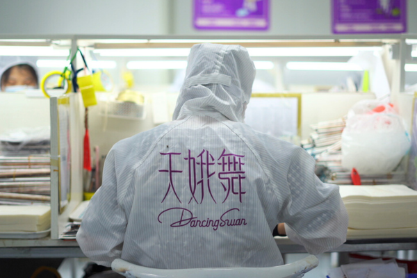 Workers in DancingSwan factory producing professional eyelash products