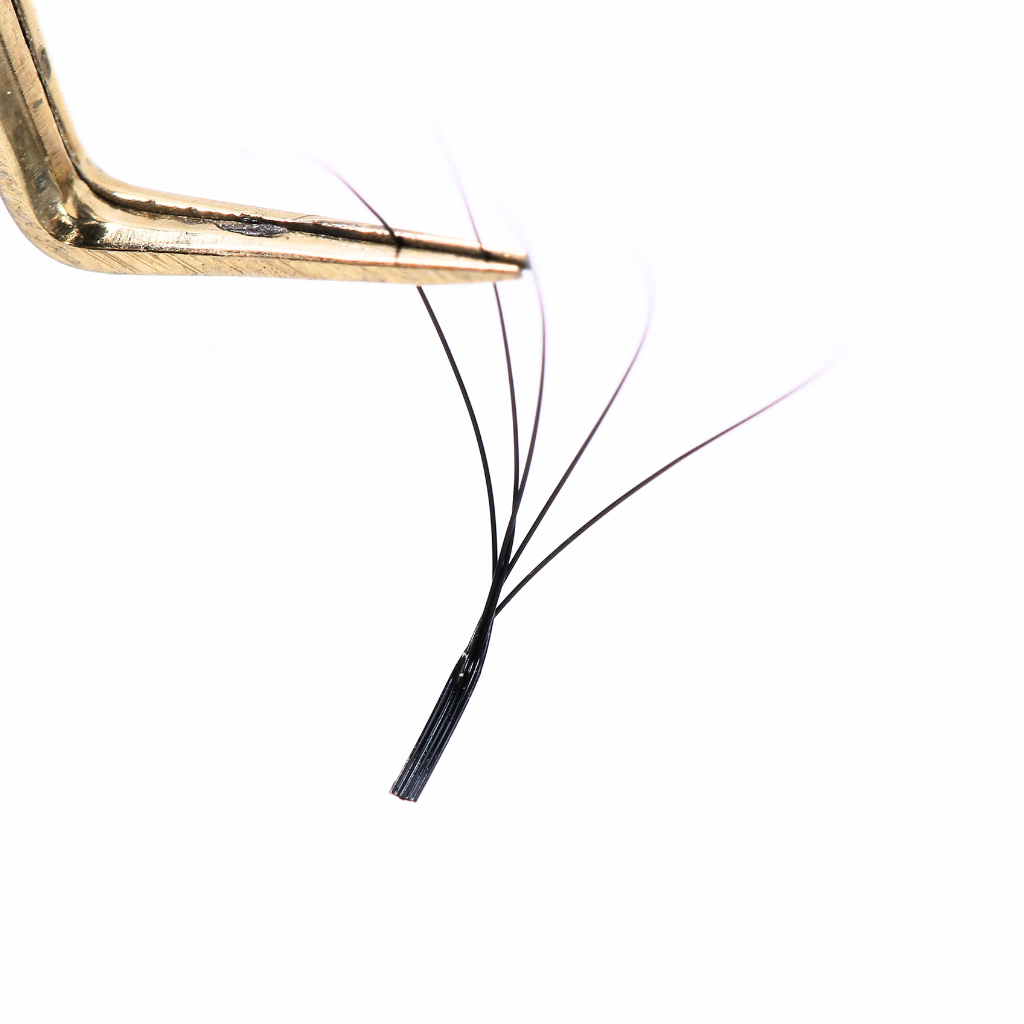 Close-up of one W-5D lash with smooth base for easy application