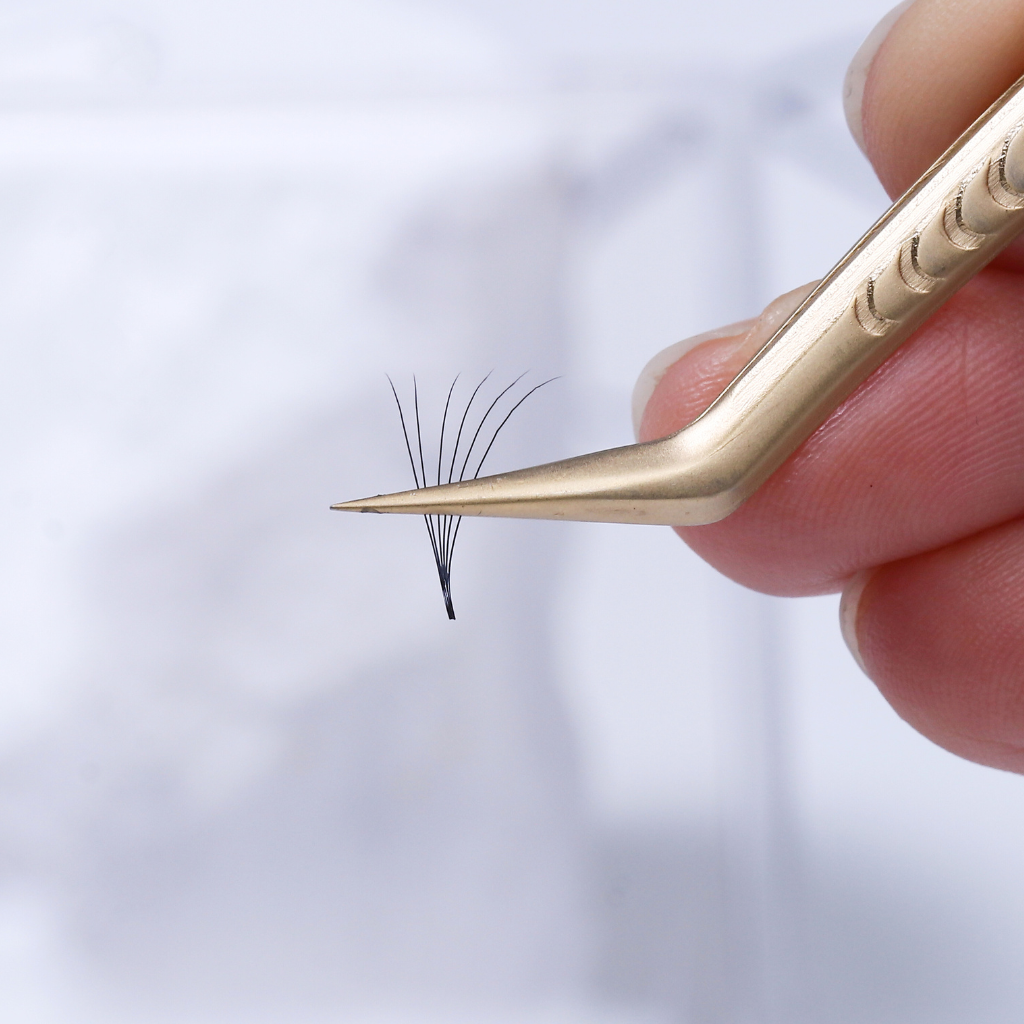 Easy-to-use pre-made lashes for fast application