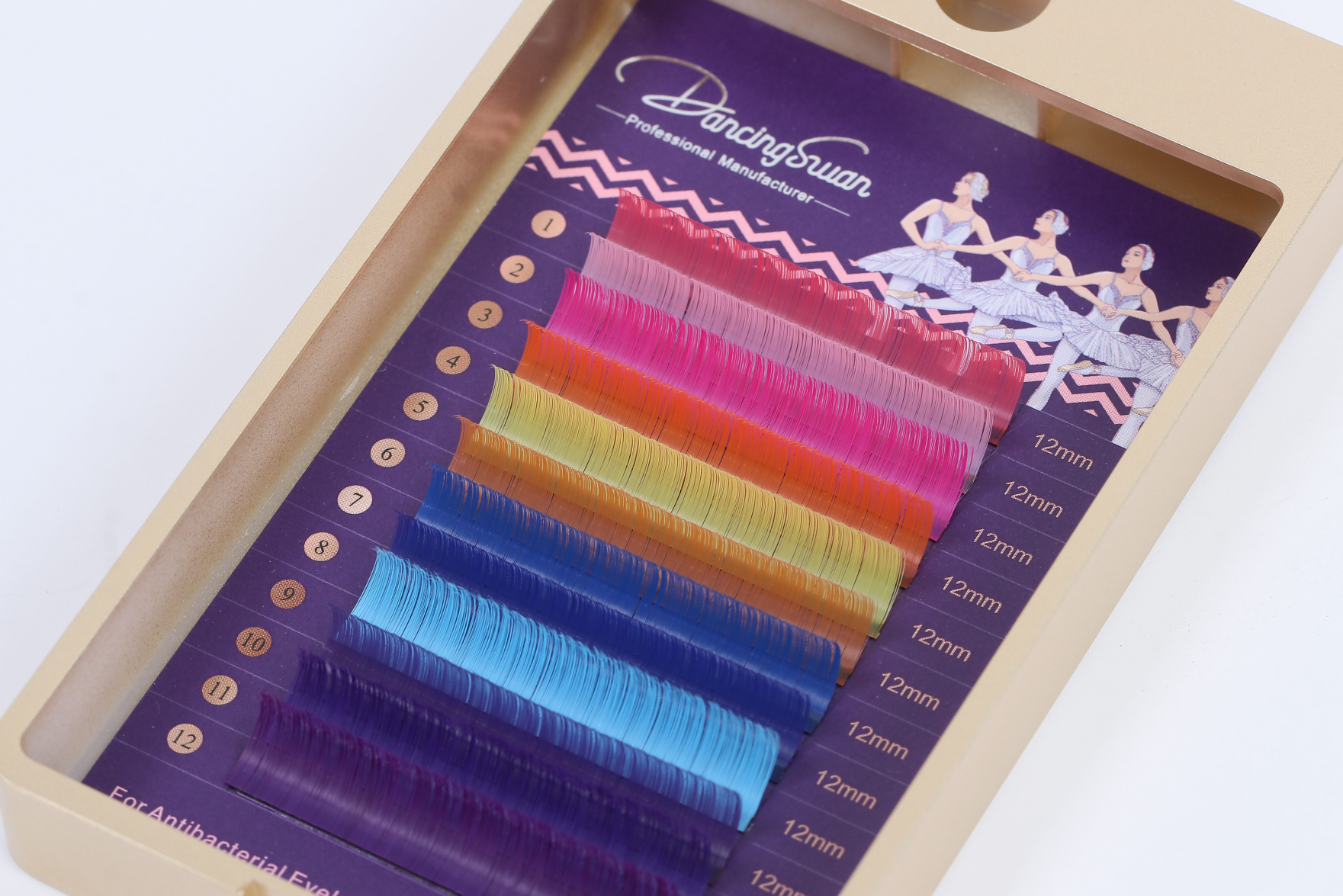 Light-tone mixed eyelash tray for a subtle look