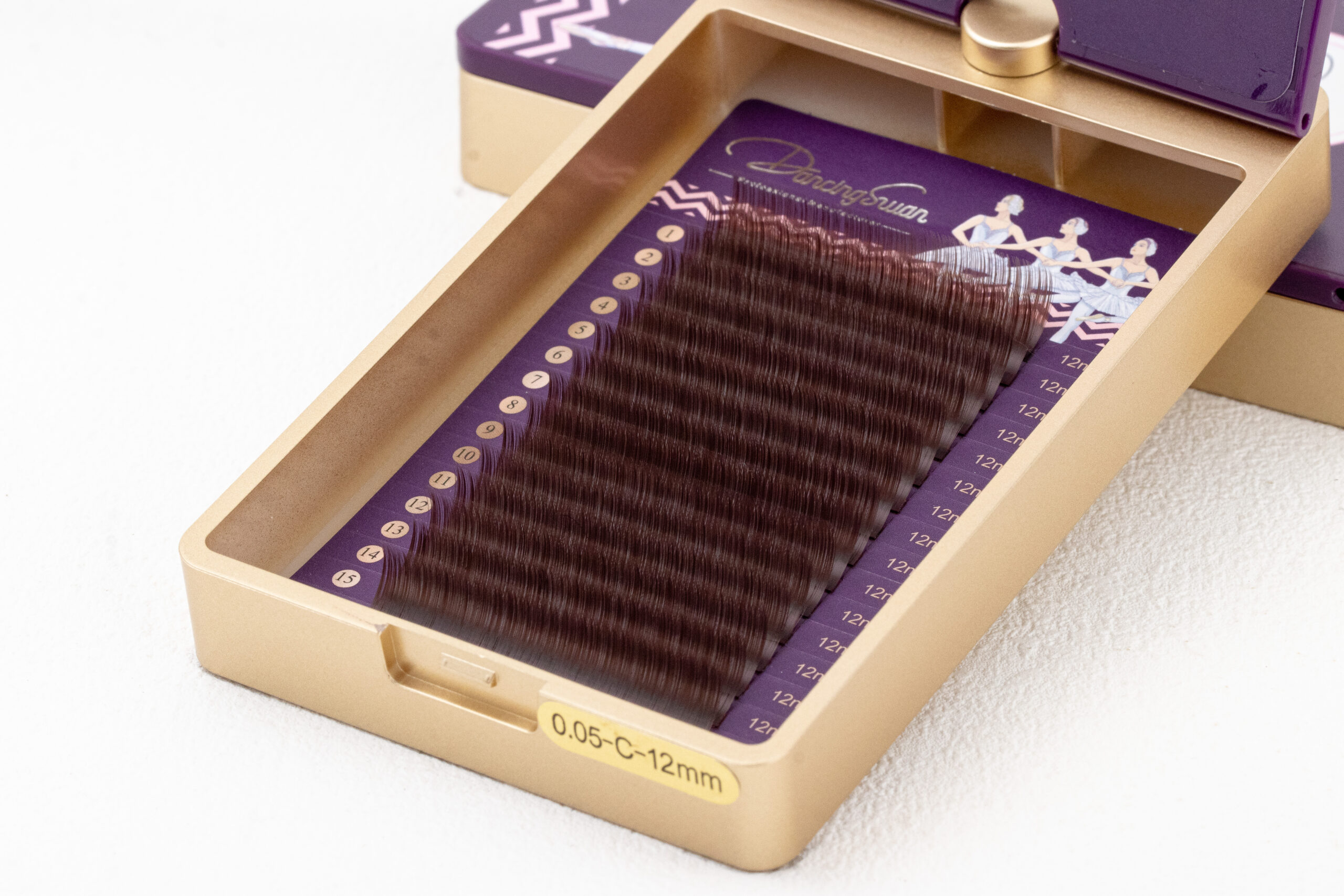 Deep brown eyelash tray with full-volume lashes