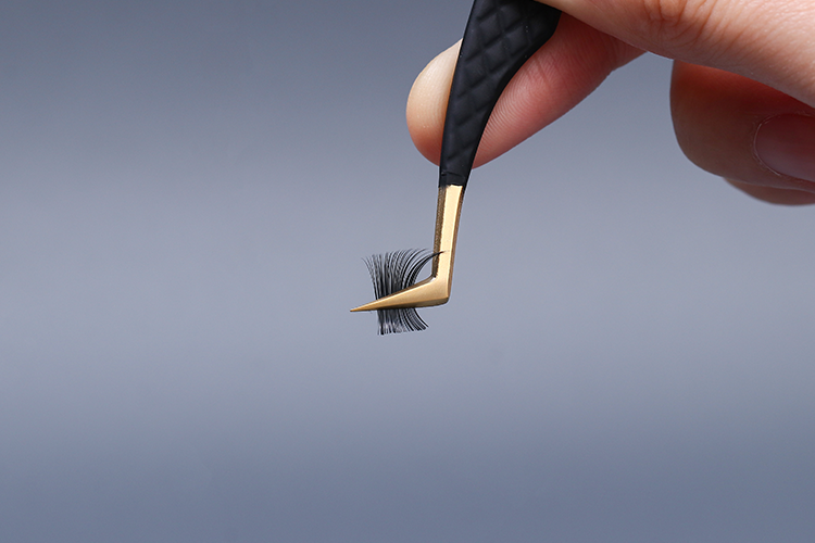 The tips of the tweezers are tightly closed